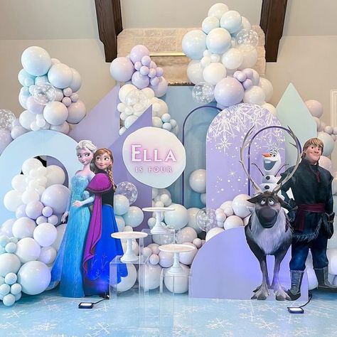 Elsa Balloon Decoration, Frozen Birthday Theme Decorations, Modern Frozen Birthday Party, Frozen Backdrop Ideas, Frozen Themed Birthday Party Decoration, Frozen Decoration Ideas, Fiesta De Frozen Decoration Ideas, Frozen Birthday Decor, Frozen Party Backdrop