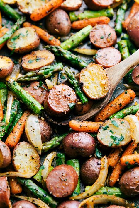 Sausage Asparagus Recipes, Roasted Garlic Potatoes, Potatoes Asparagus, Garlic Roasted Potatoes, Asparagus Recipes, Garlic Potatoes, Paleo Lunch, Pan Meals, Pan Recipes