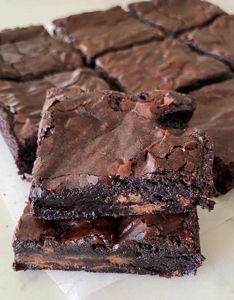 Fudgy Homemade Brownies - Picky Palate -BEST Chewy Brownie Recipe! Dessert For Four, Rainy Day Desserts, Minimal Ingredient Desserts, Extreme Brownies, Lava Brownies, Interesting Desserts, Smores Dessert, Brownie Desserts, Molten Lava