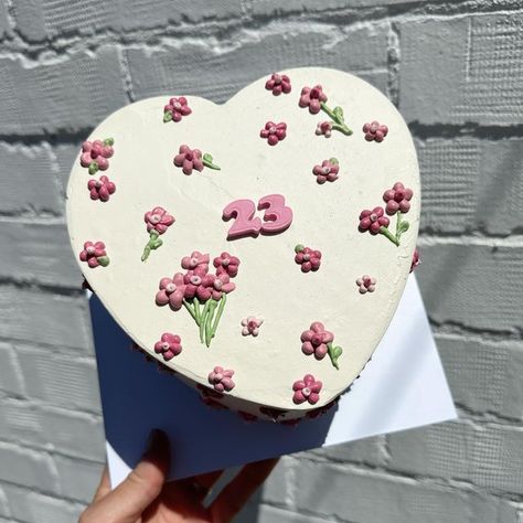 PERTH CAKE COLLECTIVE on Instagram: "I cannot with these teeny tiny piped daisy bunches 🥹" 23 Vintage Cake, Tiny Cake Design, Cute 23rd Birthday Cakes, Cake Ideas 23rd Birthday, 23 Rd Birthday Cake, 27th Birthday Ideas For Women Cake, Cake For 24th Birthday Girl, Individual Birthday Cakes Ideas, Birthday Cake For 23 Year Old Women