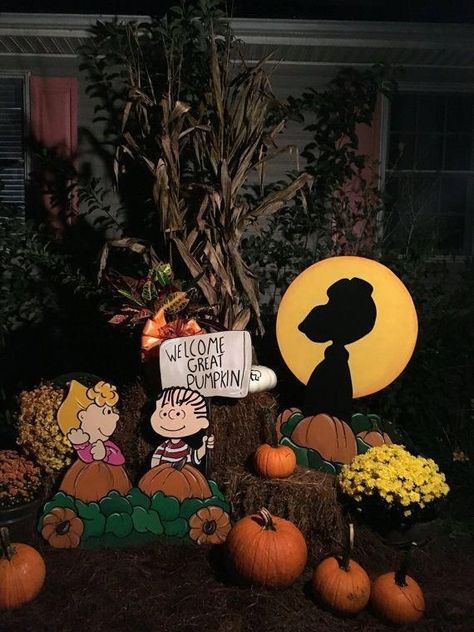 Halloween Charlie Brown, Pumpkin Decorating Diy, The Great Pumpkin Charlie Brown, It's The Great Pumpkin Charlie Brown, Halloween Yard Art, Brown Theme, Great Pumpkin Charlie Brown, It's The Great Pumpkin, Peanuts Halloween