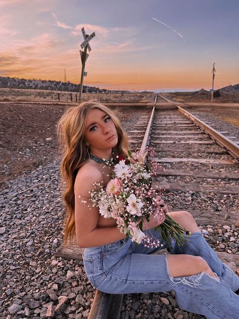 Western Spring Senior Pictures, Fall Senior Picture Ideas Outfits Country, Sr Pictures Ideas, Fun Senior Photoshoot Ideas, Last Minute Photoshoot Ideas, Cute Western Pictures Photo Ideas, Western Insta Pics, Outdoors Senior Pictures, Cute Spring Photoshoot Ideas