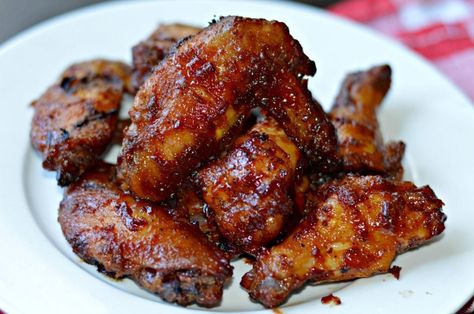 Smoked Chicken Wings on plate Honey Wings Recipe, Smoked Chicken Recipes, Traeger Cooking, Steakhouse Steak, Brisket Recipes Smoked, Smoked Recipes, Smoked Pork Ribs, Smoked Chicken Wings, Rib Meat