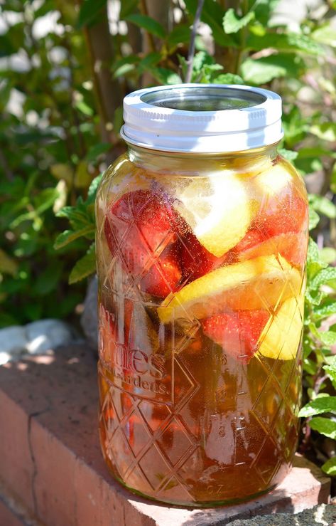 Strawberry Lemonade Sun Tea Recipe - WonkyWonderful Sun Tea Recipe, Flavored Tea Recipes, Sun Tea Recipes, Lemonade Beyonce, Lemonade Tea Recipe, Homemade Strawberry Lemonade, Flavored Lemonade, Sun Tea, Iced Tea Recipes