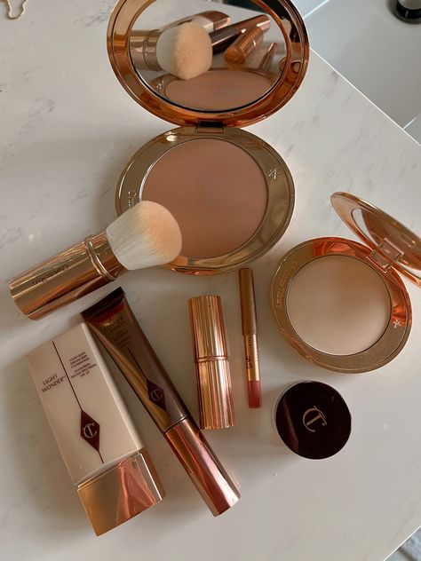 Effortless Makeup, Tilbury Makeup, Golden Makeup, Face Mask Brush, Charlotte Tilbury Makeup, Girls Things, Mask Brush, Makeup Wishlist, Red Carpet Beauty