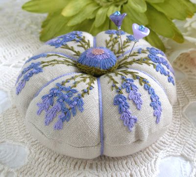 Embroidered Pincushion, Pin Cushions Patterns, 자수 디자인, Creation Couture, Wool Applique, Ribbon Embroidery, Paperweights, Sewing Accessories, Sewing Notions