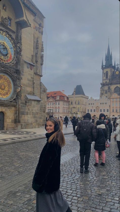 martasanchiis ig Prague Study Abroad, Prague Outfit Summer, Czech Fashion Prague Street Styles, Prague Czech Republic Outfit, Prague Photo Ideas Winter, Prague Pictures Ideas, Prague Outfit Winter, Prague Aesthetic Outfit, Prague Instagram Photos