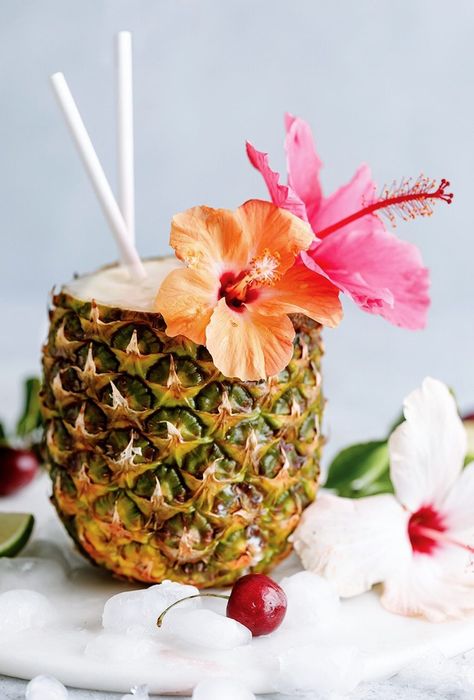 The most refreshing summer cocktail made with fresh pineapple, coconut cream and rum. Serve in a pineapple cup and enjoy! Homemade Pina Colada, Resep Juice, Pineapple Drink, Pineapple Cup, Pina Colada Recipe, Pineapple Drinks, Coconut Drinks, Refreshing Summer Cocktails, Fiesta Tropical