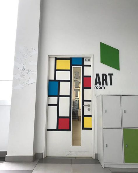 Art Class Design School, Art Room Signs Ideas, Mural Door Ideas, Art Classroom Mural Ideas, Art Room Doors Decoration, Art Classroom Ideas High School, Art Class Interior, Art Teacher Room Ideas, Art Classroom Signs