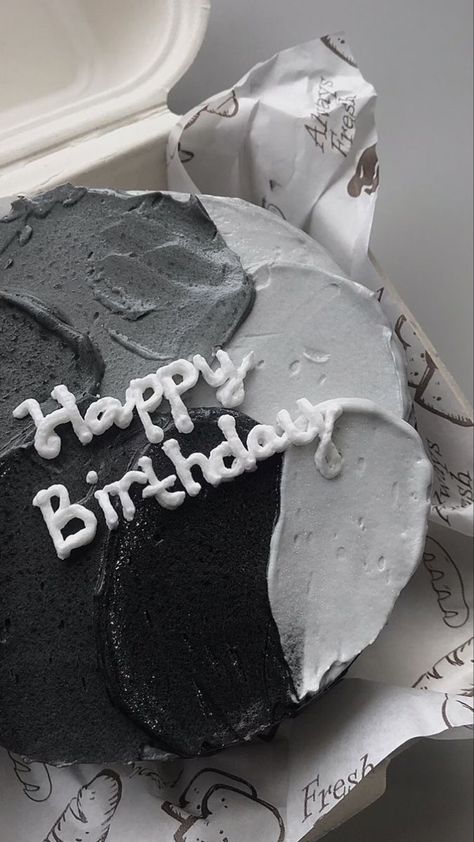 Grey Cake Aesthetic, Korean Cake Hitam, Black Bento Cake Design, Black And White Bento Cake, Black Korean Cake, Black Bday Cake Aesthetic, Korean Bento Cake Design, Grey Cake Ideas, Black Bento Cake