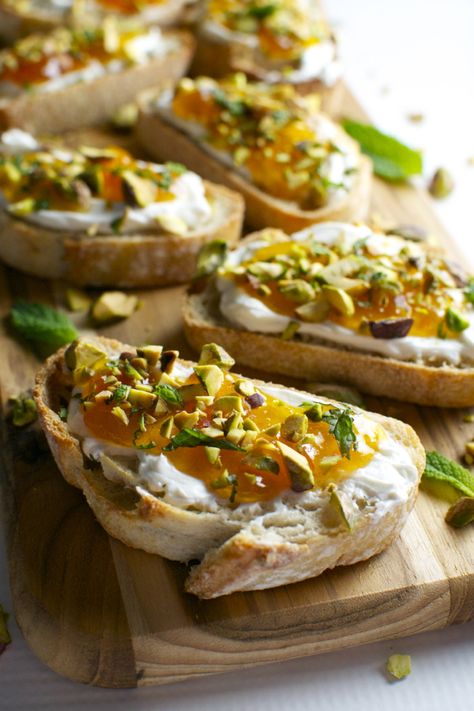 Goat Cheese and Apricot Crostini with Pistachios and Mint - Stuck On Sweet Appetizer Dishes, Summer Appetizer, Appetizers For Party, Naan, Appetizers Easy, Goat Cheese, Finger Food, Clean Eating Snacks, Bruschetta