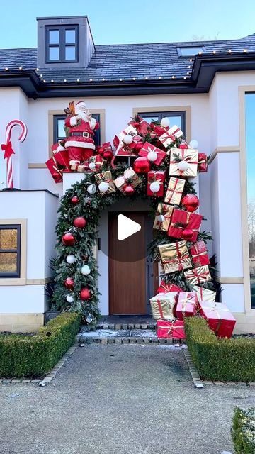 Roof Christmas Decorations, Christmas Roof Decor, Christmas Entrance Decor, Christmas Installation, Christmas Entrance, Christmas Barn, Southern Christmas, Fabulous Christmas, Christmas Sleigh