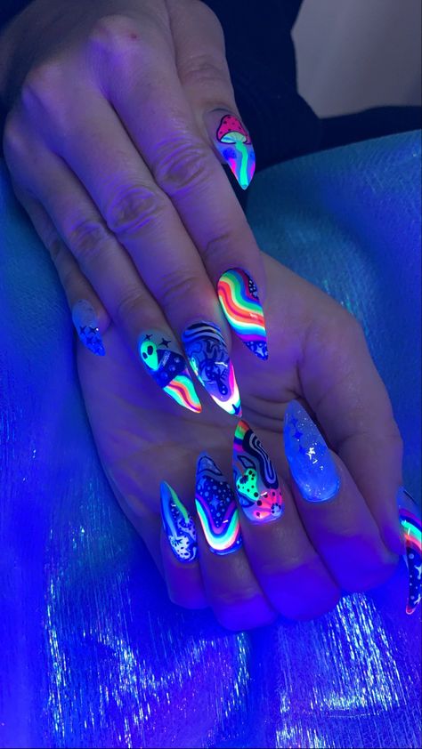 Glowing Nails Acrylic, Neon Mushroom Nails, Glow In The Dark Nail Art, Edm Festival Nails, Electric Forest Nails, Blacklight Nails, Neon Glow Nails, Rave Nails Festivals, Glow In The Dark Nails Designs