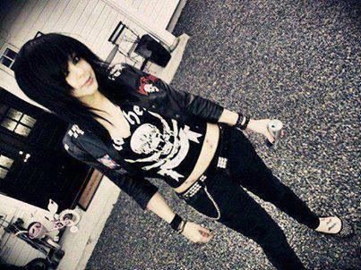 nikki outfit and hair color Clothes For Teenage Girls, Black Teenage Girl, Emo Scene Outfits, Emo Scene Girls, Emo Fits, Scene Punk, Scene Goth, Emo Scene Hair, Outfits 2000s