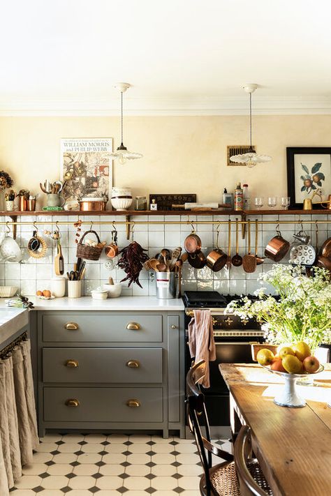 Silestone Worktop, Devol Kitchens, Kabinet Dapur, Perfect Kitchen, English Cottage, Manor House, Beautiful Kitchens, Kitchen Styling, Country Kitchen