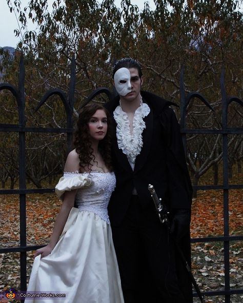 Jordan: I am wearing the costume with my gorgeous girlfriend Aiden. She is an extremely gifted singer and The Phantom of the Opera has been her favorite since she was a... Cute Couples Costumes, Matching Halloween Costumes, Costume Works, Couples Halloween Outfits, Duo Halloween Costumes, Hallowen Costume, Cute Couple Halloween Costumes, Idee Cosplay, Halloween Costume Contest