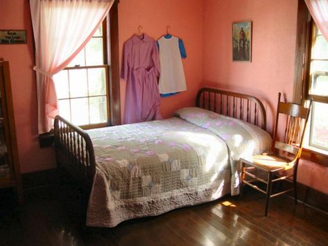 Amish Homes Inside ~ Sarah's Country Kitchen ~Amish Girl's Bedroom Real Bedroom, Amish Bed, Simple Rooms, Amish Town, Amish Home, Amish Bedroom, Amish Country Ohio, Amish Lifestyle, Amish Living