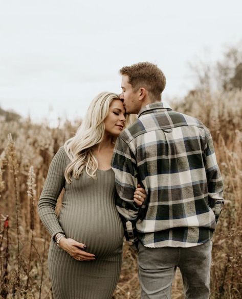 Married Couple Picture Poses, Fall Boho Maternity Photoshoot, Maternity Photography Rain, Maternity Poses With Kids, Fall Maternity Shoot, Winter Maternity Pictures, Fall Maternity Pictures, Couple Maternity Poses, Photo Shoot Poses