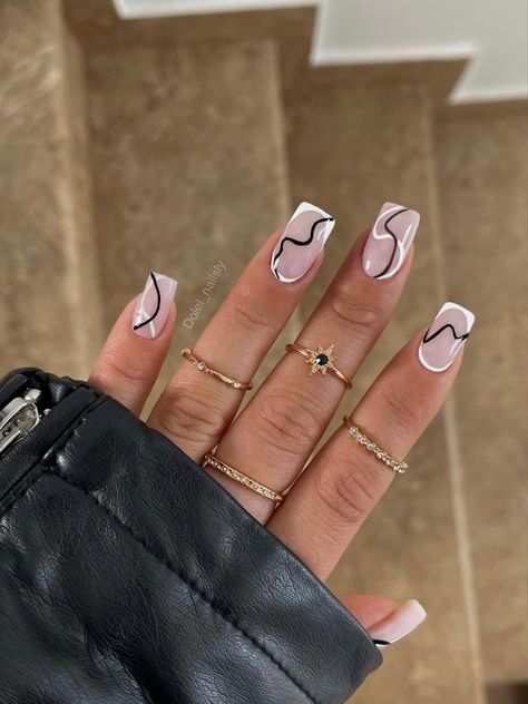 Nail Design For Short Square Nails, Square Swirl Acrylic Nails, Cute Nails White And Black, Nail Ideas Rectangle, Nail Ideas Acrylic Black And White, Square Nail Swirl Designs, Cute Receptionist Nails, Nail Inspiration Black And White, Square Nail Designs Black And White