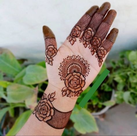 Hand Palm Rose Mehndi Design, Rose Mendhi Designs, Broch Mehndi Designs, Mehndi Broches Design, Front Mahendi Design Latest, Henna Mendhi, Palm Mehndi, Mehndi Design Simple, Mehedi Design