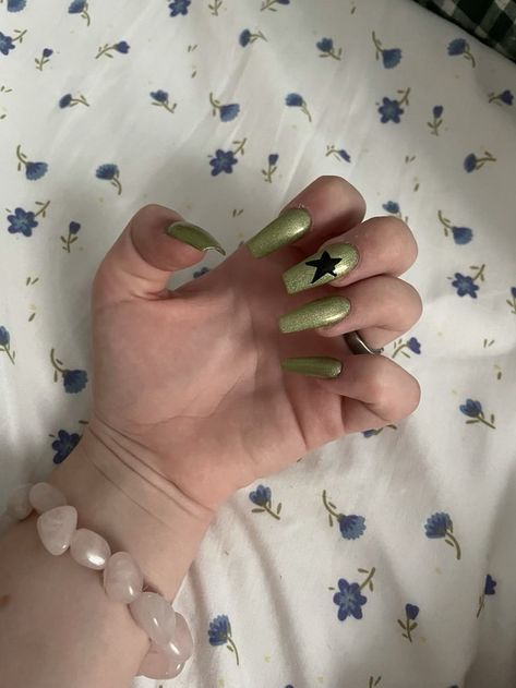 Green And Black Nail Inspiration, Green And Black Star Nails, Green And Black Short Nails, Black Star Nails Y2k, Green Nails With Stars, Green Nails Y2k, Grunge Nails Acrylic 90s, Christmas Star Nails, Green Star Nails