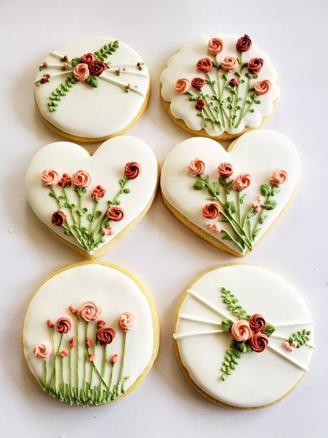 Icing Cookies Aesthetic, Floral Birthday Cookies Royal Icing, Flower Cookie Royal Icing, Flower Biscuits Royal Icing, Royal Icing Cookies Floral, Cookies With Flowers Royal Icing, Magic Cookies Decorated, Flowers On Cookies Royal Icing, Tea Party Sugar Cookies Royal Icing