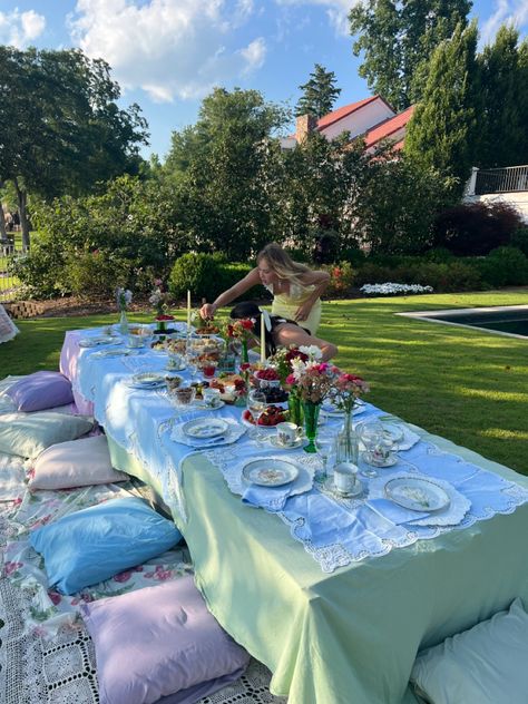 Tea Party Ideas Outdoor, Dresses Bday Party, Lunch Garden Party, Flower 21st Birthday Party Ideas, Garden Table Aesthetic, Sixteenth Birthday Dress, Tea Party Aesthetic Birthday, Cute Birthday Party Aesthetic, Outside Birthday Picnic