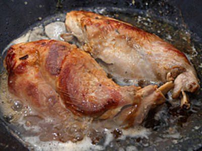 Dripping Gravy, Cooking Rabbit, How To Cook Rabbit, Fried Rabbit, Rabbit Recipe, Rabbit Recipes, Rabbit Dishes, Meat Cooking, Cream Gravy