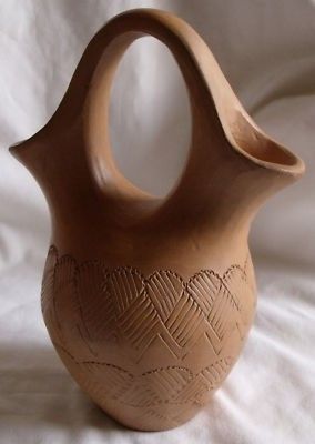 Amanda Swimmer Wedding Vase Pottery Beautiful Indian tradition wedding vase art pottery by Amanda Swimmer, Cherokee Nation Indian potter. Clay has burnt look, due to techniques of potter. Vase is 7 i Ancient Pottery American Indians, Indian Pottery India, Indian Clay Pots, Prehistoric Pottery, Pottery History, Native American Art Projects, Indian Ceramics, Traditional Vases, Native Pottery