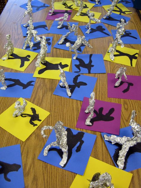 Gestures sketches of our classmates influenced by the artist Alberto Giacometti. Create foil statues Junior Kindergarten, 4th Grade Art, 5th Grade Art, 3rd Grade Art, Art Camp, Alberto Giacometti, Kindergarten Class, Ecole Art, Elementary Art Projects