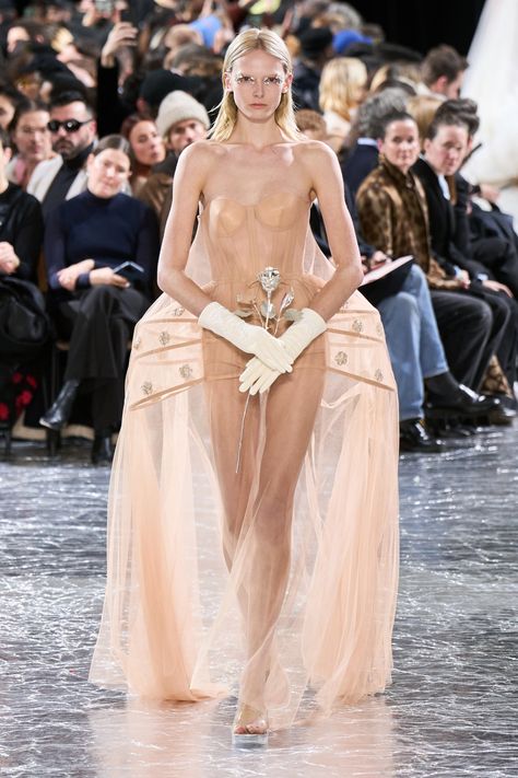 Jean Paul Gaultier Spring 2024 Couture https://www.vogue.com/fashion-shows/spring-2024-couture/jean-paul-gaultier/slideshow/collection#35 Musical Dress, Jean Paul Gaultier Haute Couture, Met Gala Dresses, Paul Gaultier Spring, Collection Couture, Couture Looks, Moda Paris, Spring Couture, Armani Prive