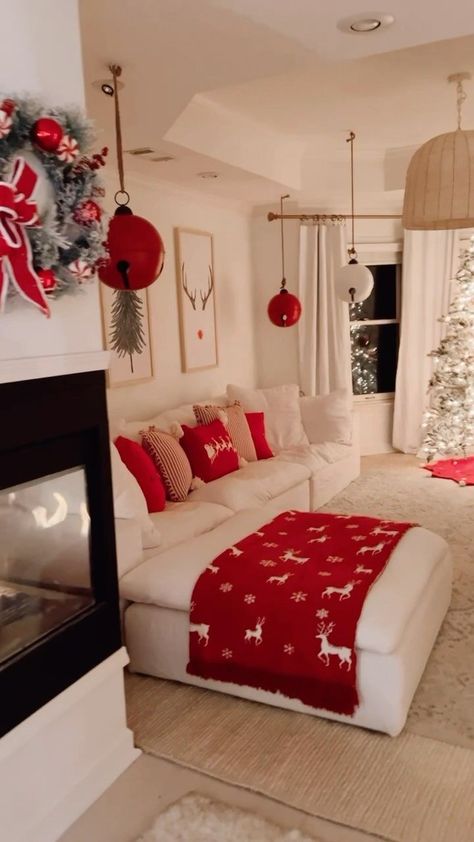 - Check more at https://howcandothis.com/homedecoration/97776/ Christmas Room Inspiration, Living Room Halloween, Halloween Living Room Decor, Halloween Living Room, Holiday Living Room, Deco Table Noel, Christmas Dreaming, Holiday Room, Cozy Christmas Decor