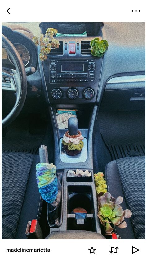 Decorating Bfs Car, Old Car Accessories, Vsco Car Decor, Teen Cars, Girl Car Decor, Vsco Car, 2023 Cars, Detailing Car, Insurance Car