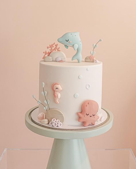 Seahorse Cake Birthdays, Under The Sea 1st Birthday Cake, Birthday Cake Under The Sea, Aquarium Birthday Cake, Baby Beluga Birthday Party, Under The Sea Baby Shower Cake, Sea Animals Cake, Cake Under The Sea, Seahorse Cake