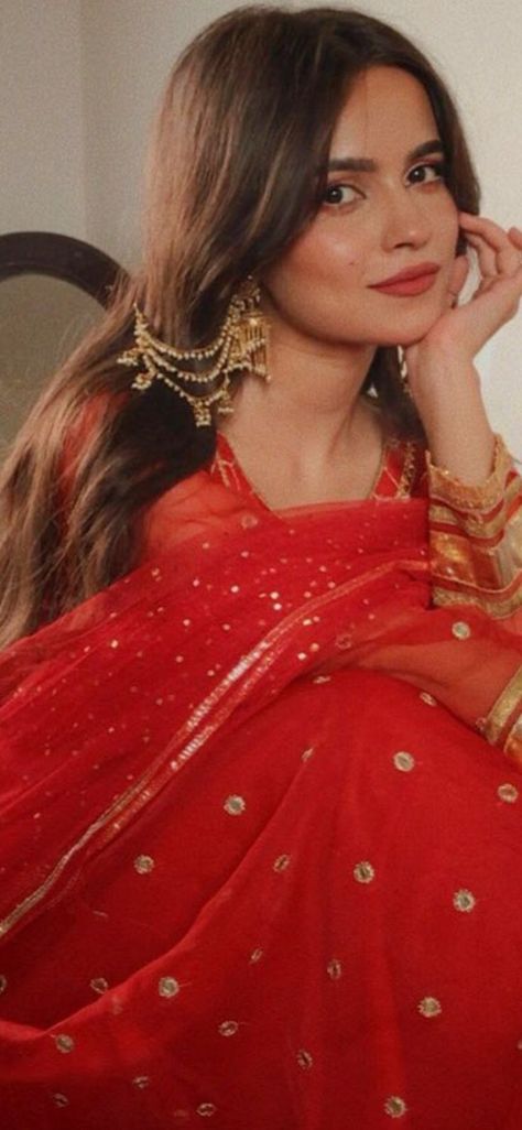 Sitting Poses In Traditional Outfit, Traditional Rajasthani Look, Kurti Poses Photography At Home, Traditional Selfie Ideas, Diwali Photo Pose Ideas, Desi Picture Poses, Red Saree Aesthetic, Tamil Clothes, Poses In Suit