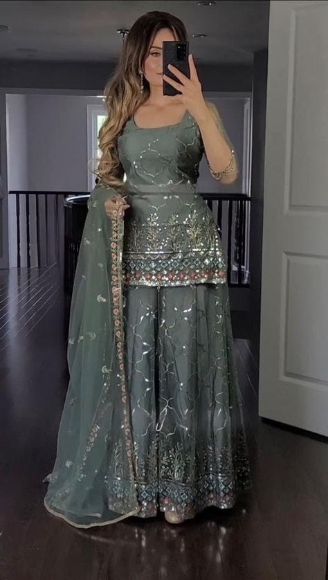 Floral Anarkali Dresses, Desi Dress, Trendy Outfits Indian, Diwali Outfits, Lehnga Dress, Traditional Indian Dress, Desi Fashion Casual, Pakistani Fancy Dresses, Beautiful Pakistani Dresses