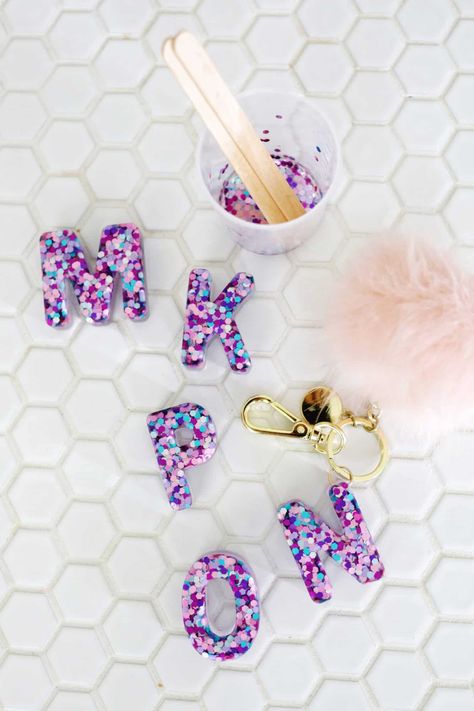 Glitter Letter Keychain DIY - A Beautiful Mess Epoxy Letter Keychains, Letter Keychain Resin, Acrylic Keychains Diy, Resin Keychain Diy, Diy Acrylic Keychain, Acrylic Projects, Resin Keyrings, Resin Letter Keychain, Diy Resin Keychain