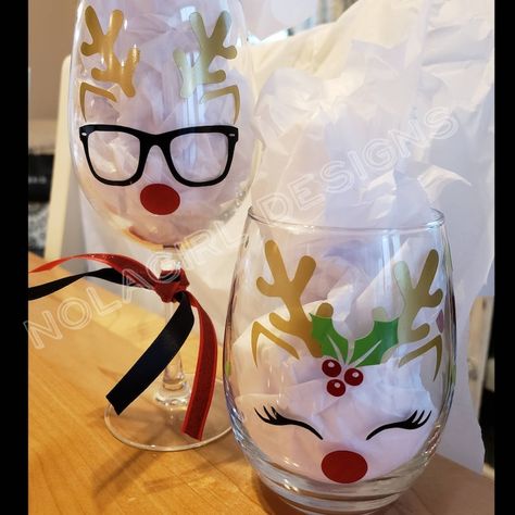 Diy Christmas Party Favors, Reindeer Wine Glasses, Gift Exchange Party, Diy Christmas Candy, Painted Christmas Gifts, Diy Christmas Party, Christmas Wine Glasses, Wine Glass Crafts, Wine Glass Art