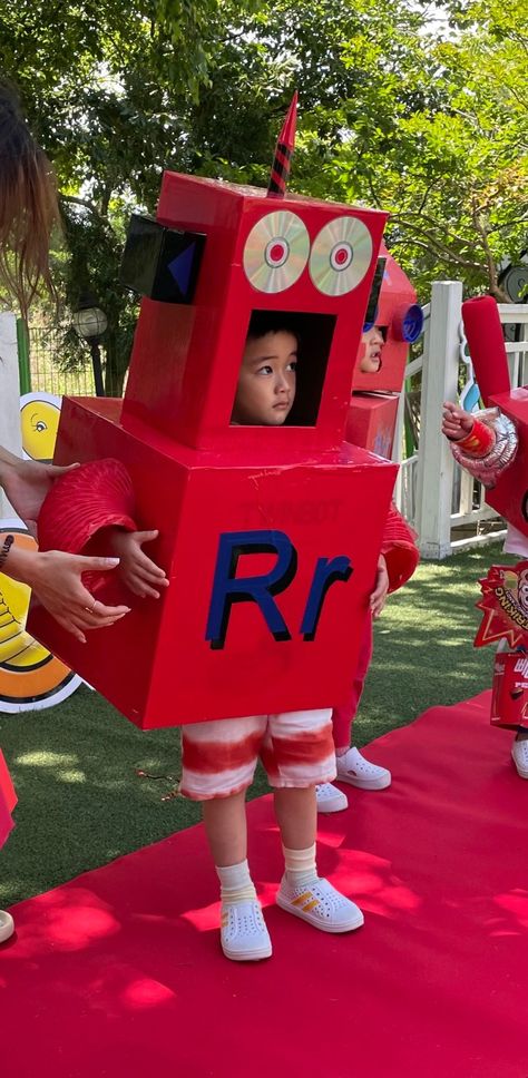 Red Robot Letterland Costume, Letterland Costumes Ideas, Dressup Ideas, Robot Costume, Robot Costumes, Red Robot, Diy Robot, White Costumes, Book Week