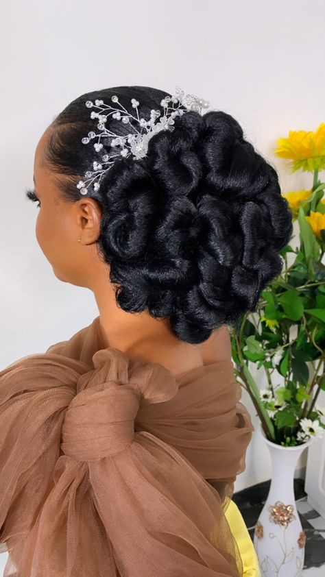 Bridal Hair Tiara Updo, Black Bridal Updo Hairstyles, Natural Hair Styles For Brides, Afro Bridal Hairstyles, Nigerian Bridal Hairstyles, African Bridal Hairstyles, Natural Hair Bridal Hairstyles, Elegant Black Hairstyles, Bridal Natural Hairstyles