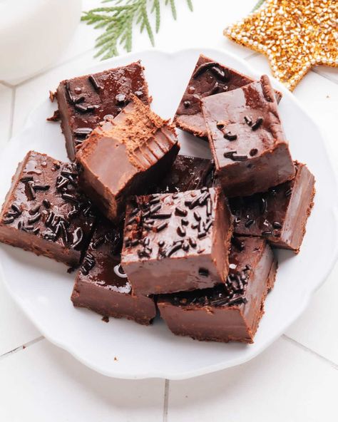 2 Ingredient Fudge (Foolproof 5 Minute Recipe!) - Foodess Three Ingredient Fudge, 2 Ingredient Fudge, 5 Minute Recipe, Chocolate Fudge Recipe, Easy Chocolate Fudge, Fudge Ingredients, Recipe For 2, Fudge Recipes Chocolate, Fudge Recipes Easy