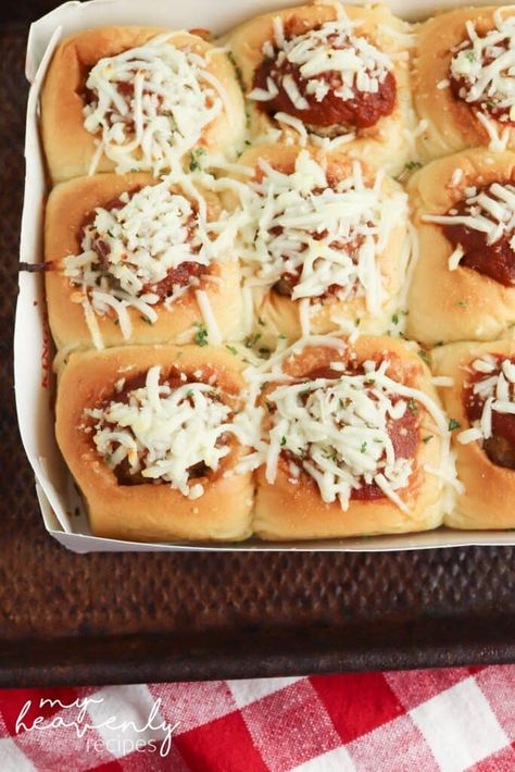 Meatballs Hawaiian Rolls, Hawian Roll Meatball Sliders, Bbq Meatball Sliders Hawaiian Rolls, Meatball Sliders For A Crowd, Bbq Meatball Sliders, Meat Ball Sliders Recipes, Meatball Marinara Sliders, Hawian Roll Dinner Ideas, Pull Apart Meatball Sliders