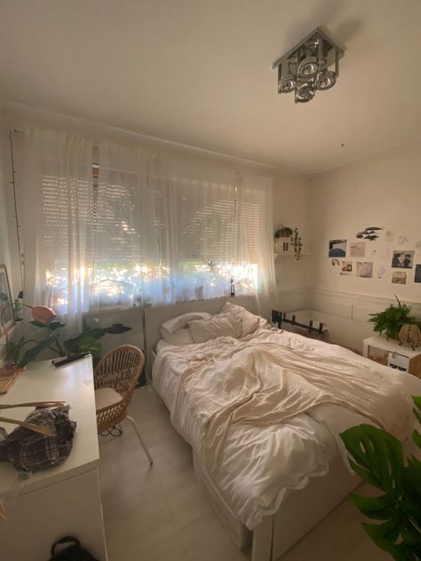 White Bedroom Aesthetic Plants, Soft Core Bedroom Ideas, Soft Core Bedroom, Soft Core Room, White Clean Bedroom, White Room With Plants, Sandy Bedroom, Speakeasy Basement Ideas, Clean White Room