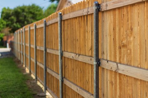 The Benefits of a Wood Fence with Metal Posts Fence With Metal Posts, Black Chain Link Fence, Privacy Fence Ideas, Wooden Fence Posts, Metal Fence Posts, Aluminum Fencing, Composite Fencing, Pvc Fence, Fencing Material