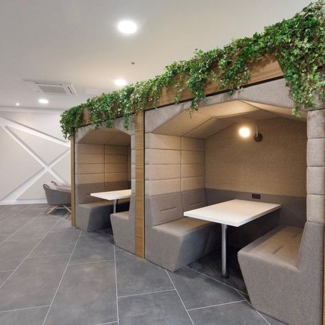 A prestigious, welcoming and homely place to work. This stunning space was designed to support flexible working initiatives and collaboration for this confidential client located in the modern and prominent 45 Church Street, Birmingham building. We were pleased to provide relaxed and private meeting spaces in the client area with our Railway Carriages, giving the perfect amount of acoustic and visual privacy. They were beautifully customized to include a wooden alcove with additional biophilia. Welcome Area Office, Office Relax Area, Office Ideas For Work Business Decor, Office Collaboration Space, Focus Space, Become More Flexible, Office Pods, Booth Seating, Office Meeting