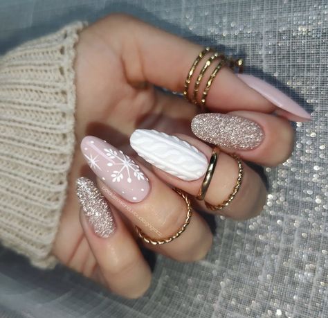 #christmas #christmasnails #nails #nailart #naildesign #nailideas #nailartideas #xmasvibes White Christmas Nails, Christmas Sweater Nails, December Nails, Cute Christmas Nails, Christmas Nails Easy, Christmas Gel Nails, Sweater Nails, Christmas Nails Acrylic, Nagel Inspo