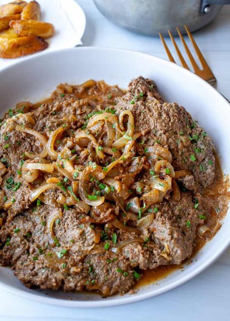 Bistec encebollado, Puerto Rican steak and onions, is an easy and economical family style dinner made with tender stewed cubed steak. Bistec Encebollado Puerto Rican, Puerto Rican Steak, Storage Onions, Beef Cube Steak Recipes, Bistec Encebollado, Beef Cubed Steak, Cubed Steak, Steak And Onions, Puerto Rican Cuisine