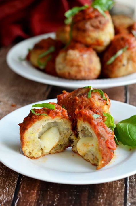 Mozzarella Stuffed Chicken, Chicken Parm Meatballs, Parmesan Meatballs, Mozzarella Chicken, Diner Recept, Chicken Parm, Low Fodmap Recipes, Chicken Meatballs, Fodmap Recipes