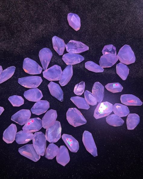 crystal wholesaler on Instagram: “lavender moon quartz 🆕 live sale everyday please join me🥳🥳 If you are interested, please feel free to contact me💕 If you want to find…” Lavender Moon, Moon Quartz, Lavender Quartz, Beautiful Crystals, Join Me, Lavender, Gems, Moon, Feel Free