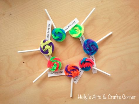 Holly's Arts and Crafts Corner: Craft Project: Girl Scout Swaps Girl Scout Swaps Ideas Easy, Swaps Girl Scouts, Girl Scout Swaps, Scout Swaps, American Heritage Girls, Girl Scout Daisy, Girl Scout Activities, Girl Scout Camping, Daisy Scouts